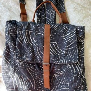 Fun knapsack with beach vibes. Drawstring and metal clasp. Canvas material